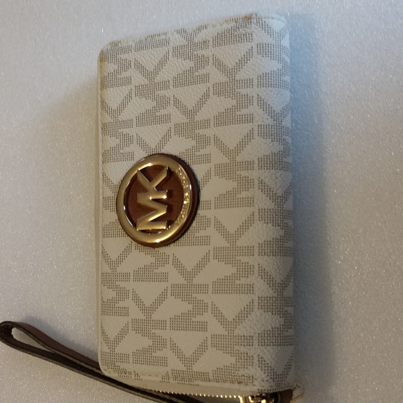 Michael Kors zippered wallet - Picture 1 of 4